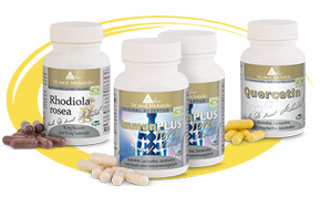 Cuatro botellas de suplementos: Rhodiola rosea, ImmunPLUS, Quercetina, varios tipos de cápsulas, colores claros, mostradas de frente.