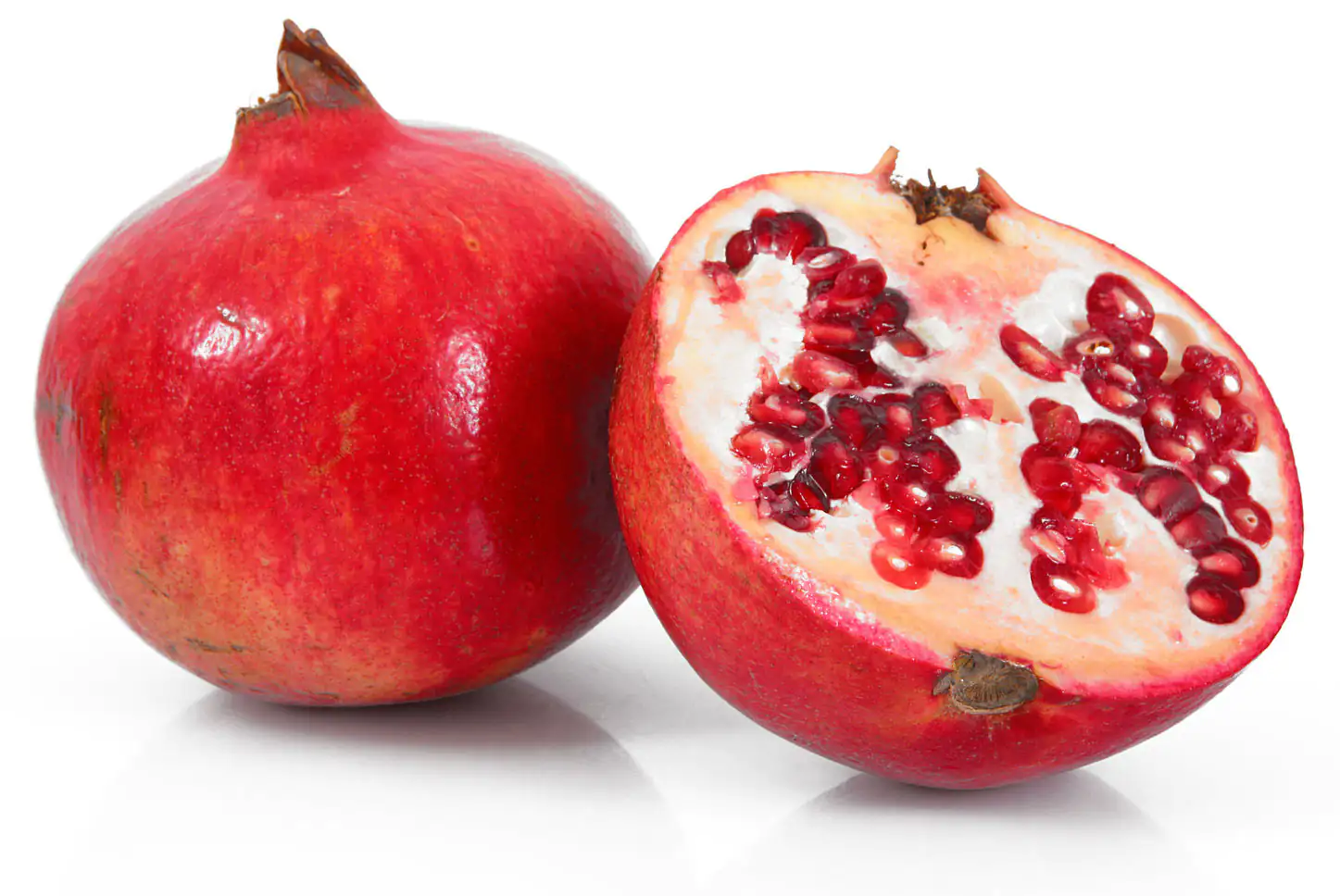 Fruta de granada fresca con un color intenso y semillas jugosas.