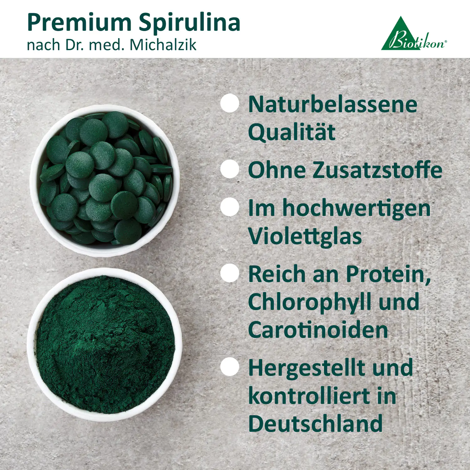 Spirulina premium en dos cuencos: tabletas verdes y polvo verde, sobre fondo gris.