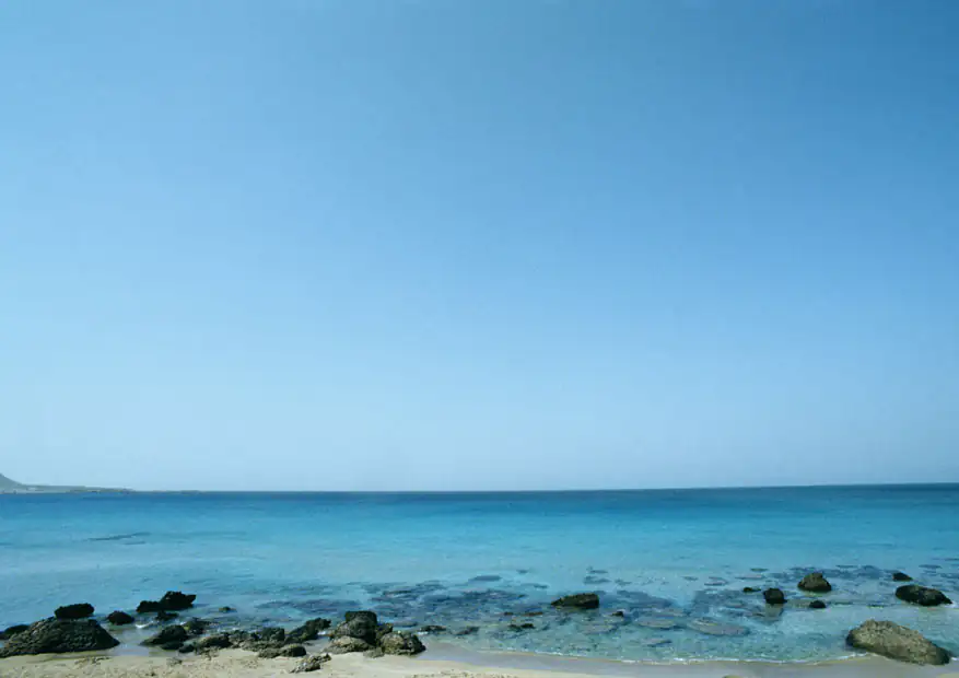El Mar Una imagen del mar con olas suaves y un cielo azul claro.