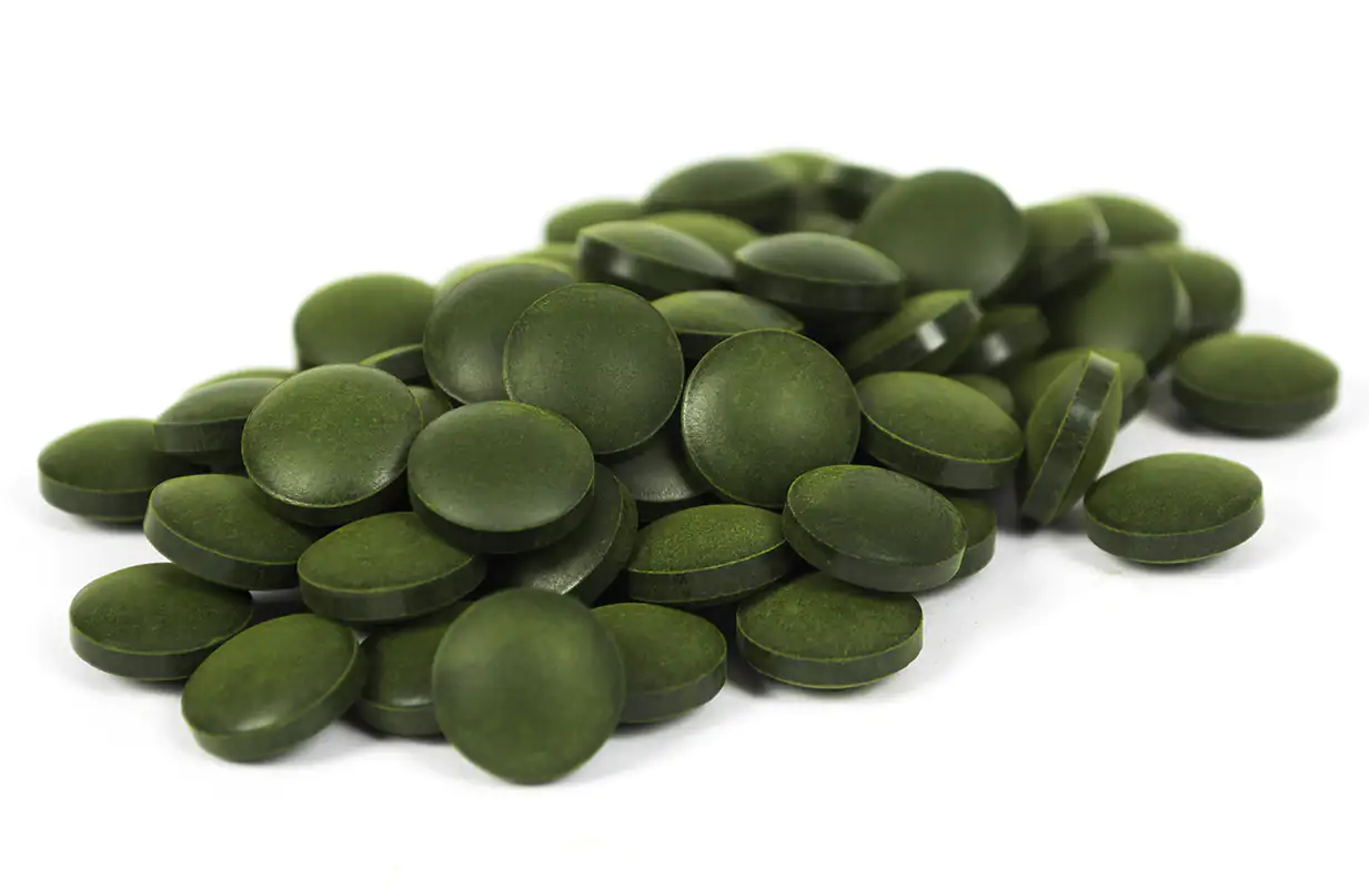 Tabletas de Chlorella Nutritivas Tabletas de chlorella verde, ricas en nutrientes, en un envase atractivo.