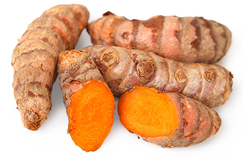Raíz de cúrcuma - 500 g Raíces de cúrcuma frescas, cortes de color naranja, sobre fondo blanco.