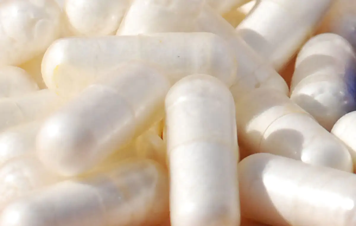 Cápsulas blancas en varias perspectivas, enfocándose en la superficie y la forma.