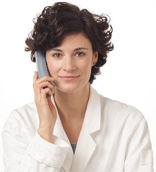 Colaboración Médico-Paciente - Llamada Telefónica Mujer con cabello rizado en bata blanca hablando por teléfono, sonriendo, retrato.