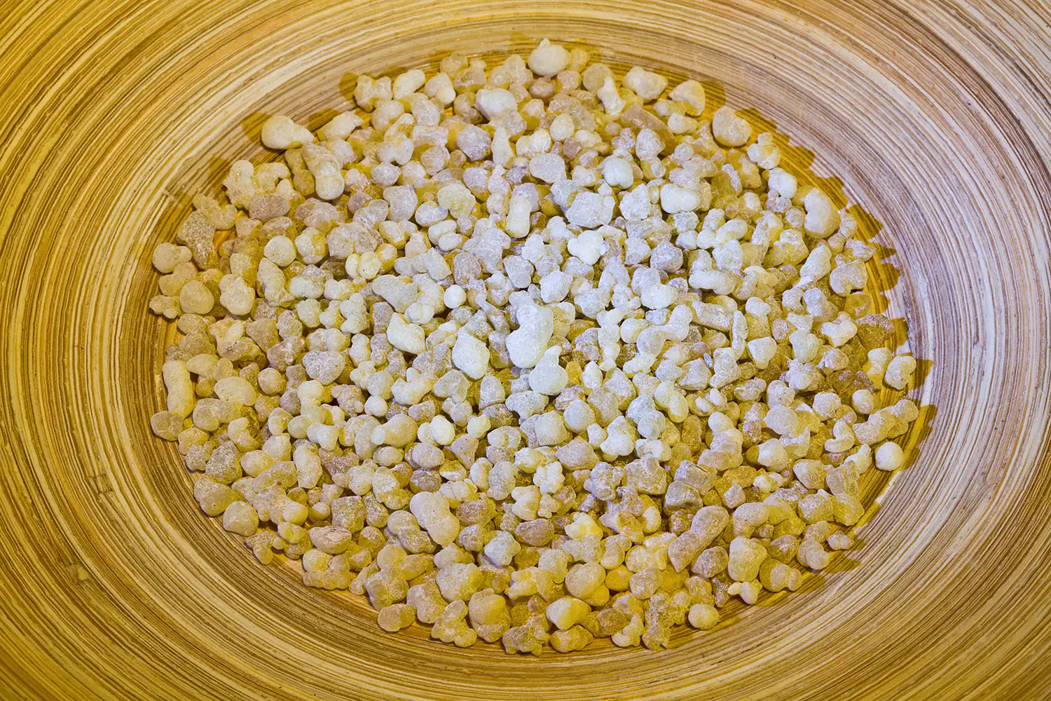 Resina natural en un tazón, gránulos, color beige-blanco, cantidad de 100 g, hecho de material natural.