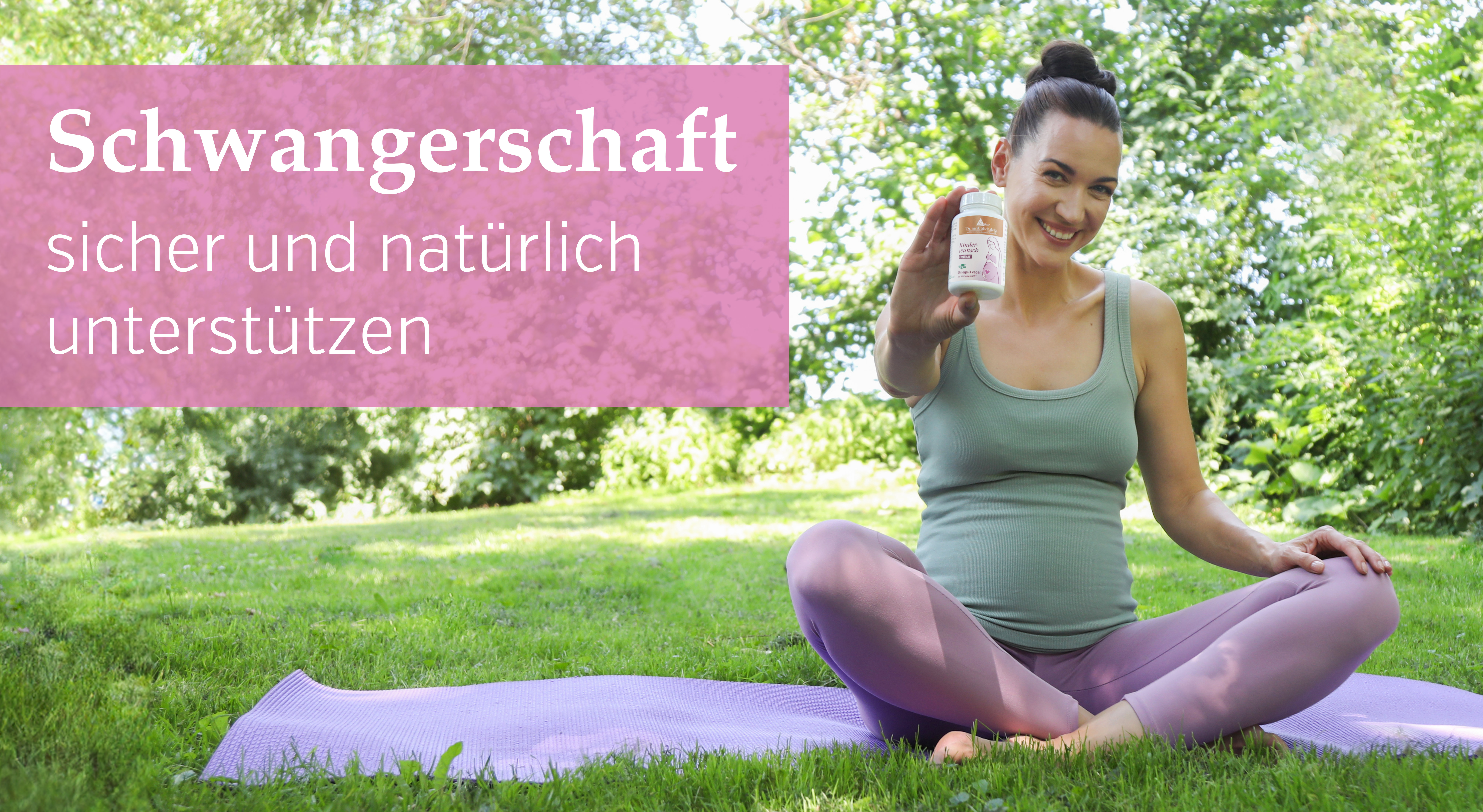 Vital nutrientes para el embarazo – cápsulas Mujer embarazada sentada en una esterilla de yoga, sosteniendo una botella de cápsulas, en un ambiente verde.