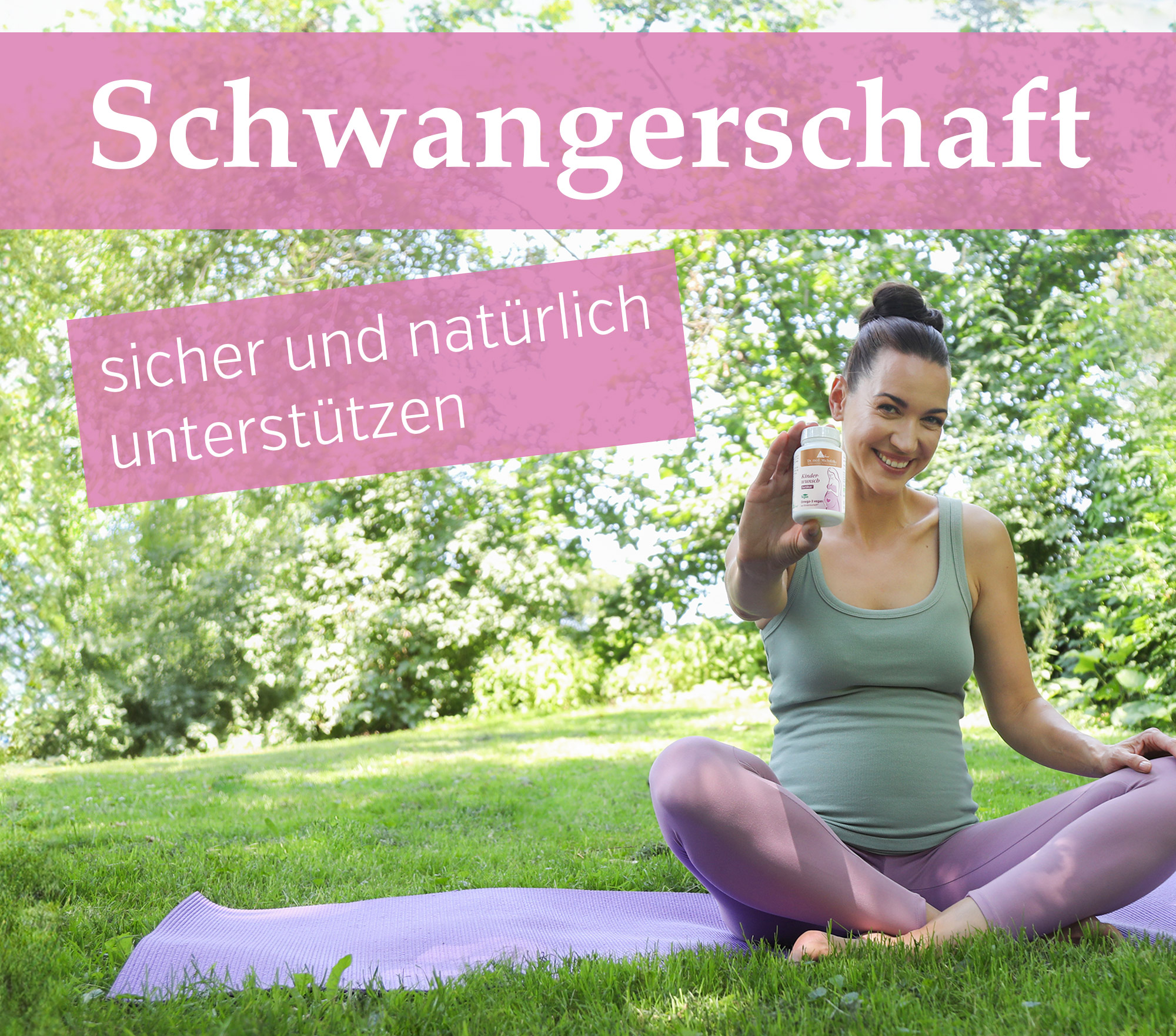 Suplementos nutricionales para el embarazo Mujer embarazada sentada en una esterilla de yoga sosteniendo un frasco de suplemento nutricional.