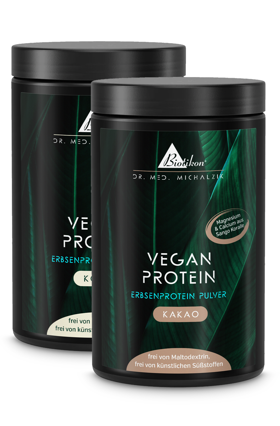 Dos botes blancos de proteína vegetal en polvo, uno con sabor a cacao y el otro neutro, cada uno de 500 g.