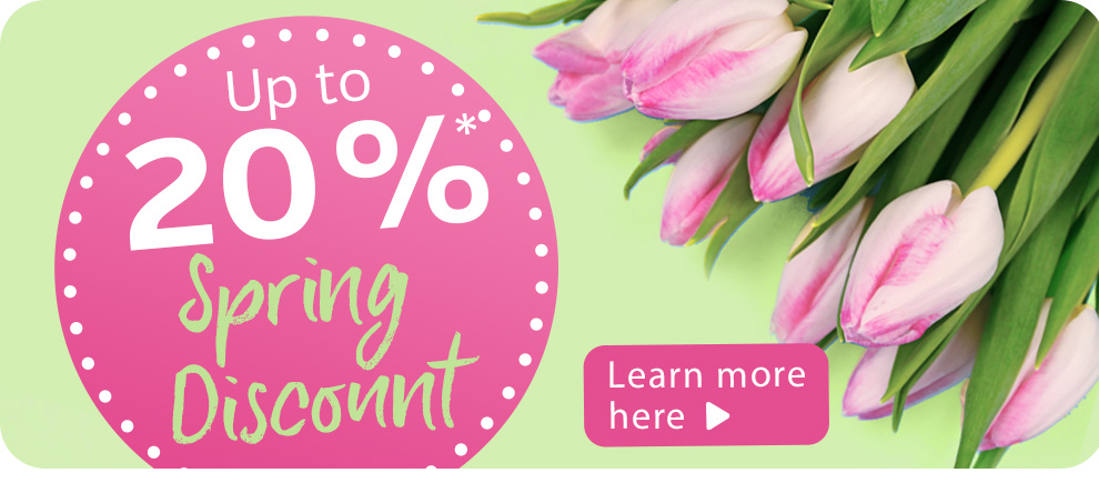 Anuncio de descuento de primavera con tulipanes y texto de descuento sobre un fondo verde.