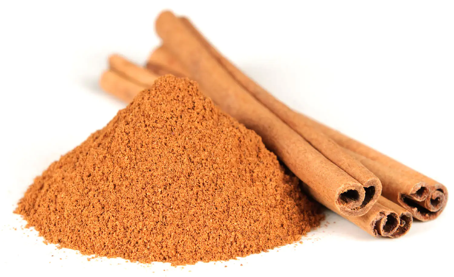 Pimienta de canela – 100 g Pimienta de canela fina en una pirámide con ramas de canela de fondo, color marrón, sobre fondo blanco.