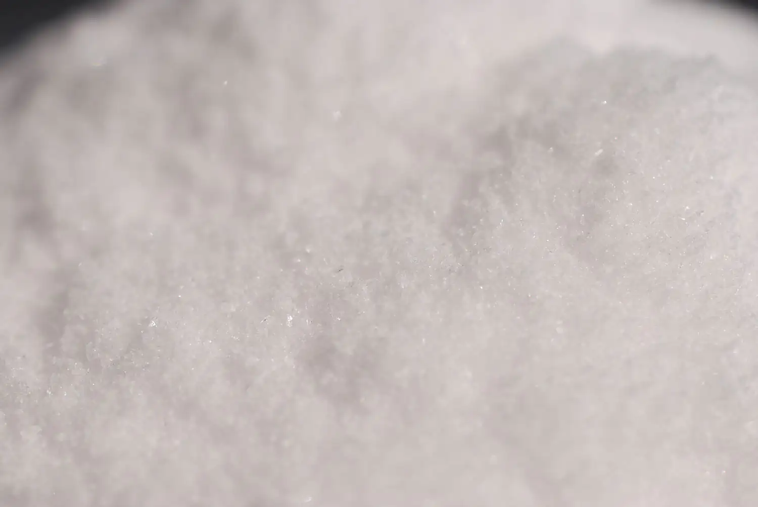 Polvo de fruto de sabal Sal blanca y fina en un paquete de 500 g, capturado de cerca, granular y brillante.