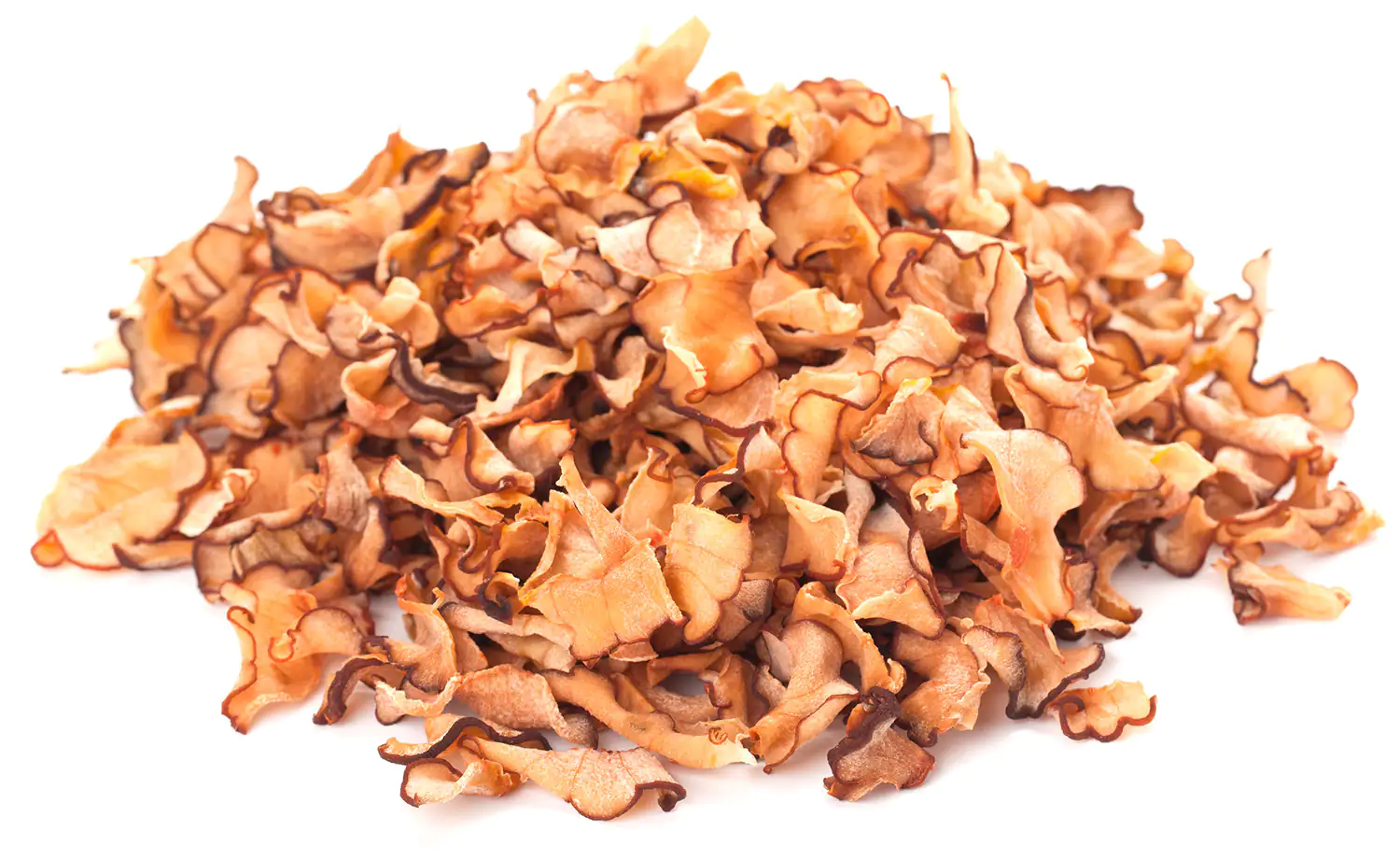 Trozado de manzana seca - 100 g Vista superior de trozos de manzana seca, de color marrón-naranja, sueltos sobre fondo blanco.