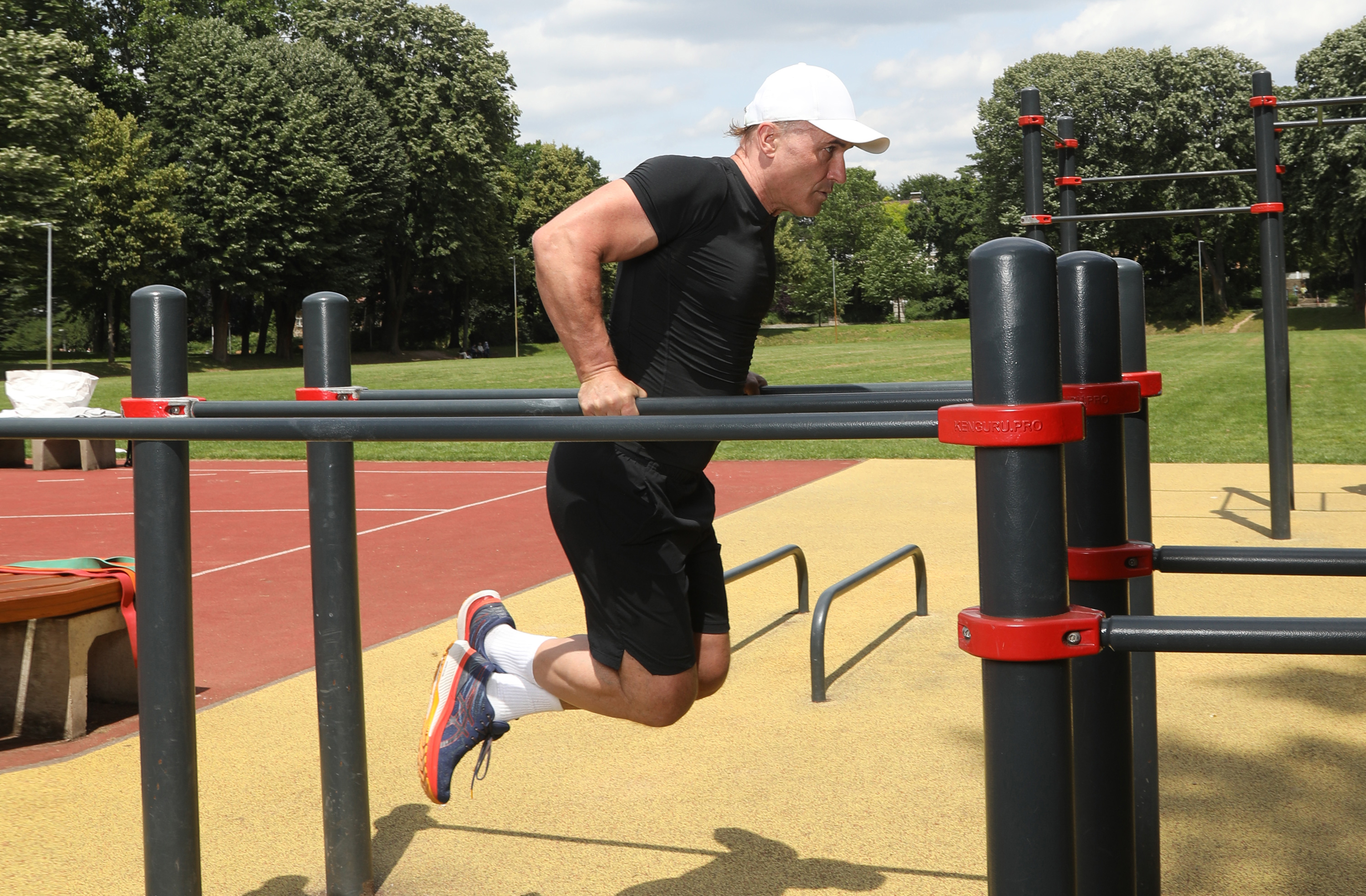 Polvo de proteína de suero en envase de 1000 g, bote blanco, detalles visibles de marca y producto.